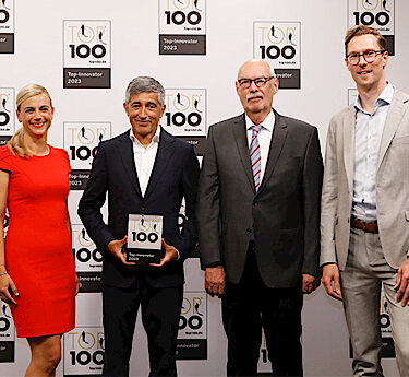 TOP 100-Auszeichnung – Ranga Yogeshwar würdigt das Puchheimer Unternehmen KADE Foto bei der Siegelverleihung (v.l.): Sandra Pasterny, Ranga Yogeshwar, Christoph Rau und Alexander Rau